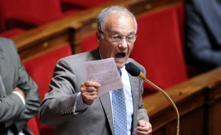 Le président UMP de la commission des Finances de l'Assemblée nationale Gilles Carrez a déclaré lundi qu'il "espérait" que le gouvernement se "garderait bien" de rétablir la taxation à 75% pour les plus riches, "un taux aberrant" censuré par le Conseil constitutionnel.