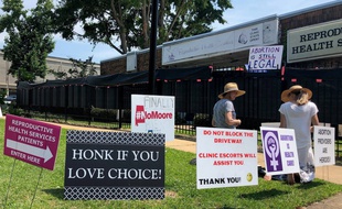 Des militants Pro-Life priant devant une clinique où se pratiquent des avortements dans l'Etat de l'Alabama. (Illustration)