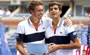 Nicolas Mahut (à gauche) et Pierre-Hugues Herbert lors de leur victoire à l'US Open, le 12 septembre 2015.