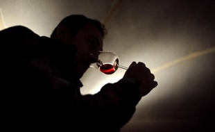 Illustration un homme buvant du vin