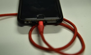 Recharger son smartphone sur une prise publique comporte des risques
