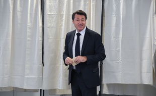 Christian Estrosi à la sortie de l'isoloir, ce dimanche 15 mars, au Collège Port Lympia Nice