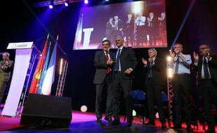 L'ancien Premier ministre français François Fillon (LR, à g) et le candidat aux régionales en Normandie Hervé Morin (c) durant une réunion publique le 7 décembre 2015 à Caen