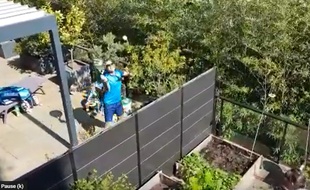 Ils s'affrontent par-dessus le mur qui séparent leurs terrasses