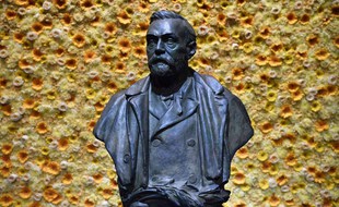 Un buste représentant Alfred Nobel.