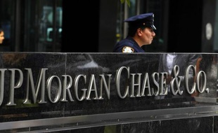 Plusieurs banques américaines, dont JPMorgan et Bank of America, sont visées par une enquête menée aux Etats-Unis sur des circuits de blanchiment d'argent qui auraient pu financer le trafic de drogue ou des activités terroristes, affirme le New York Times samedi.
