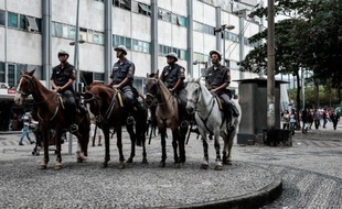 Face à une recrudescence des vols à main armée à Rio, des policiers à cheval ont été déployés dans les rues et les parcs du centre de la ville le 5 mai 2015