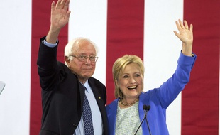 Bernie Sanders et Hillary Clinton lors de leur premier meeting commun, le 12 juillet 2016 à Portsmouth (Etats-Unis).