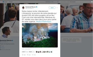 La photo qui accompagne ce tweet date d'au moins seize ans.