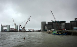 Les spécialistes des hydrocarbures intéressés par la prospection en eaux profondes en Birmanie pourront monter des sociétés 100% étrangères, a indiqué mardi le gouvernement, ouvrant plus encore ses portes aux "majors" du secteur après des décennies de sanctions internationales.