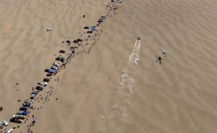 Un accident de la circulation, impliquant un véhicule d'assistance du rallye Dakar, survenu mercredi à 21h30 locales au Pérou (02h30 GMT jeudi), a provoqué la mort de deux personnes, a annoncé ASO, l'organisateur du rallye.