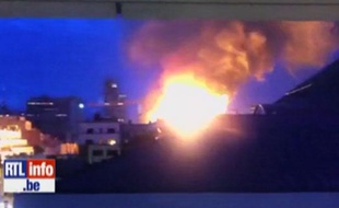 Capture d'écran d'une vidéo amateur mise en ligne par RTL.be montrant un bâtiment en feu à Bruxelles, le 7 août 2012.