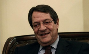 Le président Nicos Anastasiades a indiqué dimanche que Chypre se préparait à proposer aux investisseurs étrangers s'étant vu ponctionner 3 millions d'euros ou plus dans le cadre du plan de sauvetage européen, de devenir citoyens de l'île méditerranéenne.