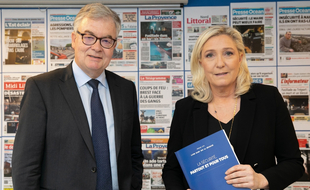 Jean-Paul Garraud, tête de liste RN aux élections régionales en Occitanie, au côté de Marine Le Pen le 26 février 2020 à Paris.