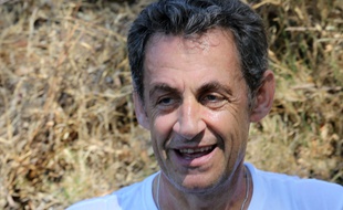 Nicolas Sarkozy photographié le 11 juillet 2015 alors qu'il fait une pause lors d'un circuit à vélo aux alentours du Cap-Nègre (Var).