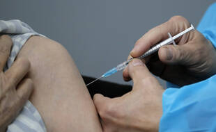 Lors d'une vaccination à Paris, samedi.