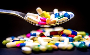 Les Français sont de gros consommateurs d'antibiotiques, mais la surconsommation de ces médicaments favorise l'antibiorésistance.