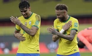 Neymar et Paqueta fêtent la victoire contre l'Equateur (2-0).