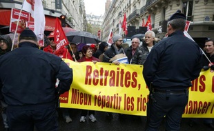 Des militants CGT manifestent le 16 octobre 2015 en face des locaux du Medef à Paris où ont lieu des négociations sur l'avenir des retraites complémentaires