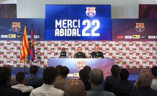 Eric Abidal, Sandro Rosell et Andoni Zubizarreta, lors du départ de l'international français.