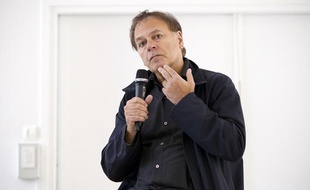 Enki Bilal lors de l'inauguration de son exposition «Mécanhumanimal» au musée des arts et métiers à Paris le 3 juin 2013.