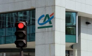 Toujours affectées par la crise des "subprime", les banques françaises Crédit Agricole et Natixis ont annoncé jeudi des résultats trimestriels en forte baisse et des plans de rigueur, qui passeront par des suppressions d'emplois, pour redresser la situation.