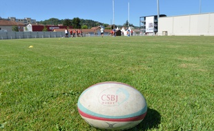 Un ballon de rugby.