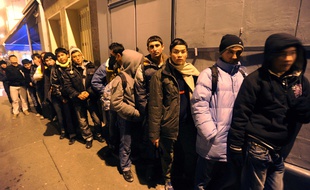 Des réfugiés afghans devant France Terre d'asile.