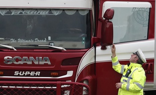 La police examine le camion où 39 corps ont été retrouvés, à Thurrock, le 23 octobre 2019.