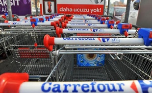 Après un début 2012 difficile, les ventes de Carrefour se sont finalement redressées en fin d'année, portées par l'international mais aussi par l'amélioriation en France, son principal marché, ce qui a été salué par les investisseurs à la Bourse.