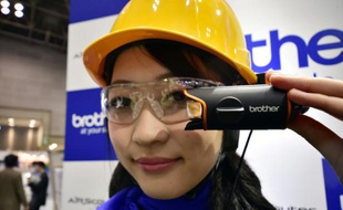 Les "lunettes intelligentes" de la société japonaise Brother, au salon "Wearable" de Tokyo le 13 janvier 2016