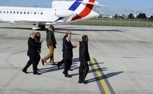 François Hollande accueille les quatre otages libérés, le 30 octobre 2013, sur l'aéroport de Villacoublay, dans les Yvelines.