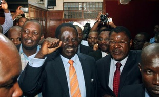 L'opposant Raila Odinga salue la suspension d'articles controversés d'une loi sur la sécurité, le 2 janvier 2015 à Nairobi