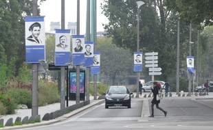 Les portraits sont affichés le long du cours des 50-Otages