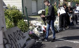 Dépôt de fleurs sur le lieu de la mort d'Aboubacar Fofana, le 5 juillet 2018 à Nantes.
