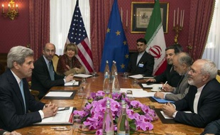 Le secrétaire d'Etat américain John Kerry et le ministre des affaires étangères iranien Mohammad Javad Zarif (d) le 18 mars 2015 à Lausanne