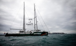 Greenpeace resté une demi heure devant le chantier de la centrale nucléaire.