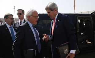 L'émissaire américain Martin Indyk s'entretient avec le secrétaire d'Etat américain John Kerry, à Tel Aviv le 8 novembre 2013