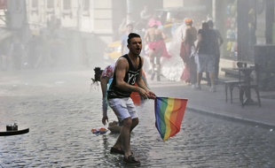 Un participant à la Gay Pride turque, à Istanbul, le 28 juin 2015.