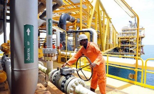 Un ouvrier inspecte les installations d'une plateforme pétrolière à Anemem le 14 avril 2009
