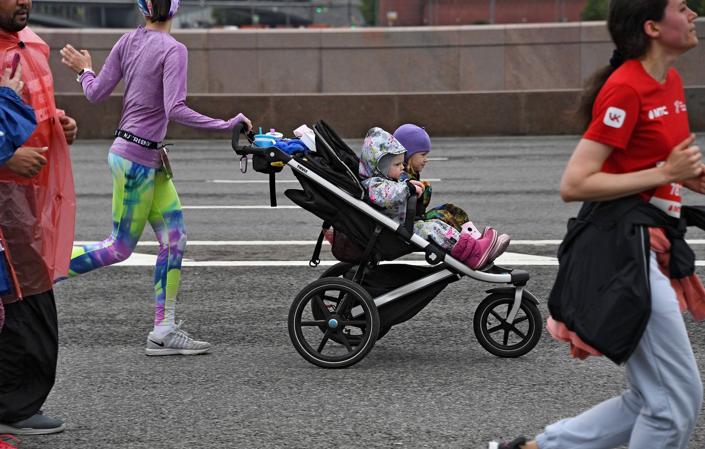 La course avec une poussette, rien de mieux pour faire naître des vocations de running chez les plus petits. 