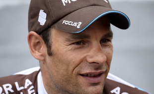 Jean-Christophe Péraud au départ de la 8e étape du Tour de France à Tomblaine, le 12 juillet 2014.