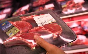 Une barquette de viande dans un supermarché.