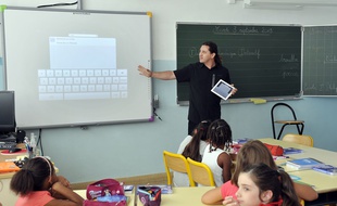 Un enseignant dans une salle de classe (illustration).
