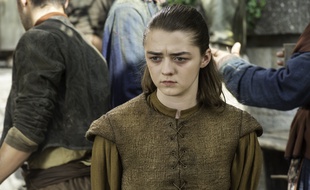 Il est temps pour Arya Stark de se ranger un peu des voitures