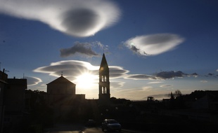Des nuages en forme d'ovnis observés en Croatie, le 9 février 2015.