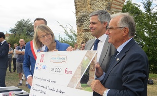Françoise Nyssen lors d'un déplacement à Chaponost sur le site de l'Aqueduc, l'un des 18 sites à sauver en priorité, sélectionnés par la mission Bern.