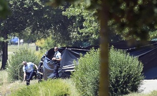 La police française contrôle les lieux où a été retrouvé un corps décapité le 26 juin 2015 à Saint-Quentin-Fallavier, en Isère