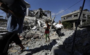 Une famille palestinienne retourne à sa maison détruite à Beit Hanun, dans le nord de la bande de Gaza, le 27 août 2014