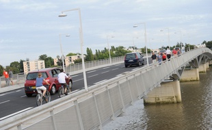 Nantes, le 05/09/2010 Le pont SENGHOR avec des pietons, des automobilistes et des cyclistes